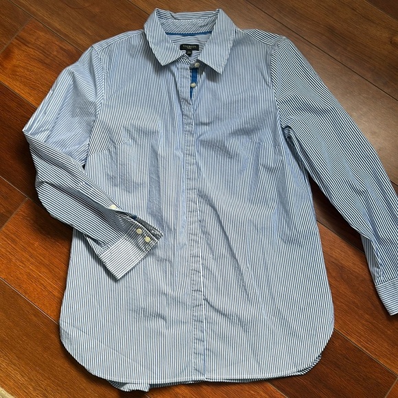 Talbots Women’s Blue/WhiteStripped Button Down Collared Shirt Size Medium Petite - Picture 1 of 5